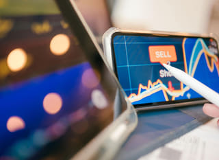 Trader multimercado avaliando alternativas em Bitcoin, Ethereum e forex